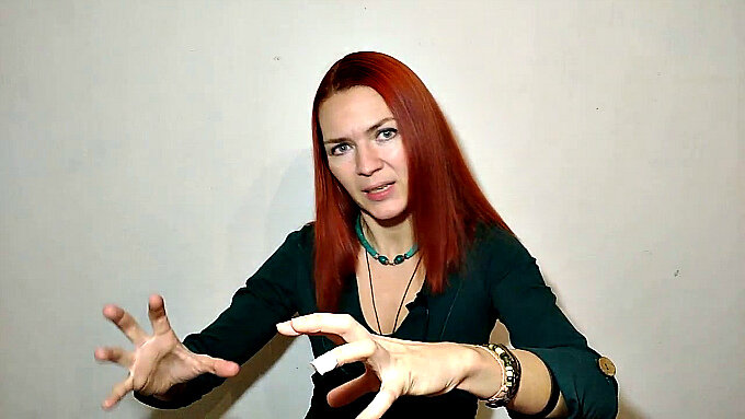 Противная мамаша хочет, чтобы дети плясали под ее дудку!