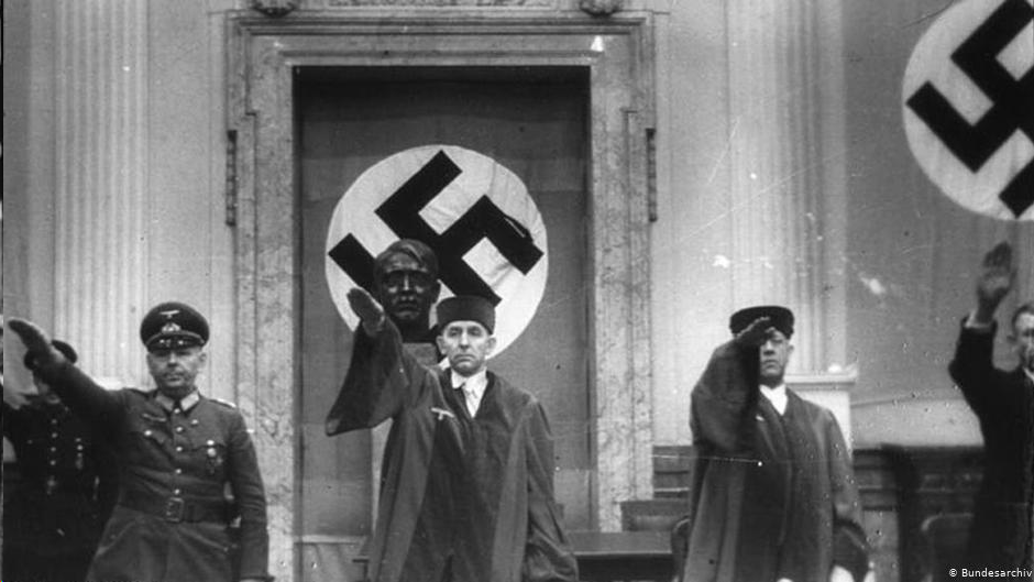 Рейнеке слева приветствует солнце. Фото из открытых источников.