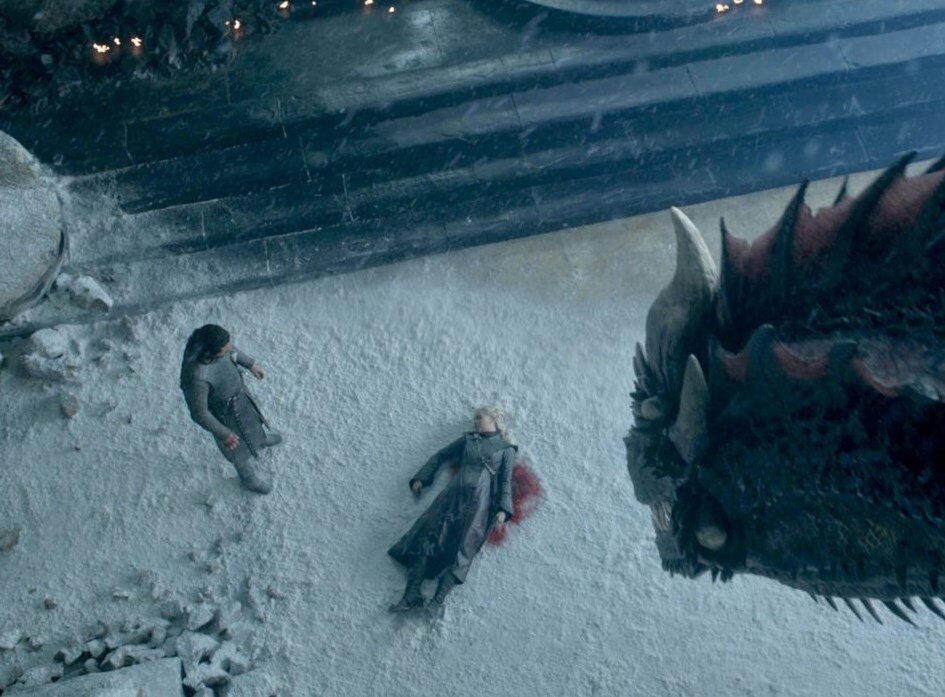 Дрогон смотрит на тело Дейнерис