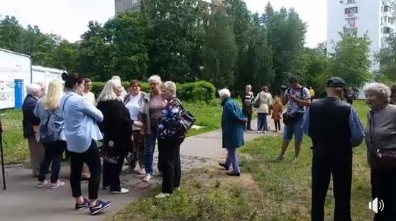 Стихийный сход граждан на месте планируемой застройки по проекту реновации в районе Очаково-Матвеевское. Скриншот публикации в www.facebook.com. 
