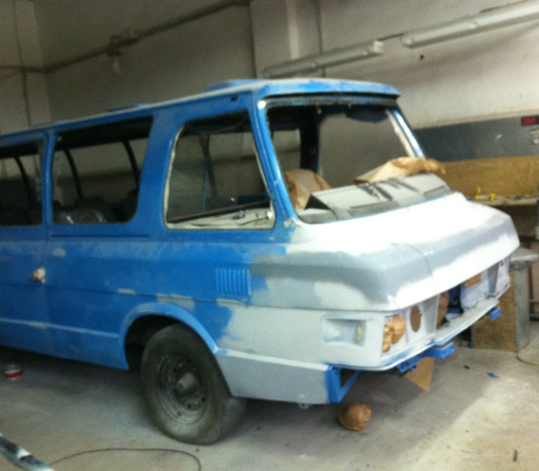 (работа над передней частью автобуса и рихтовка)