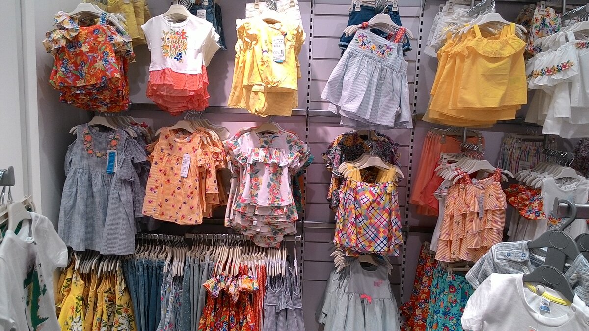 Платьев и сарафанов нашили в эту коллекцию очень много