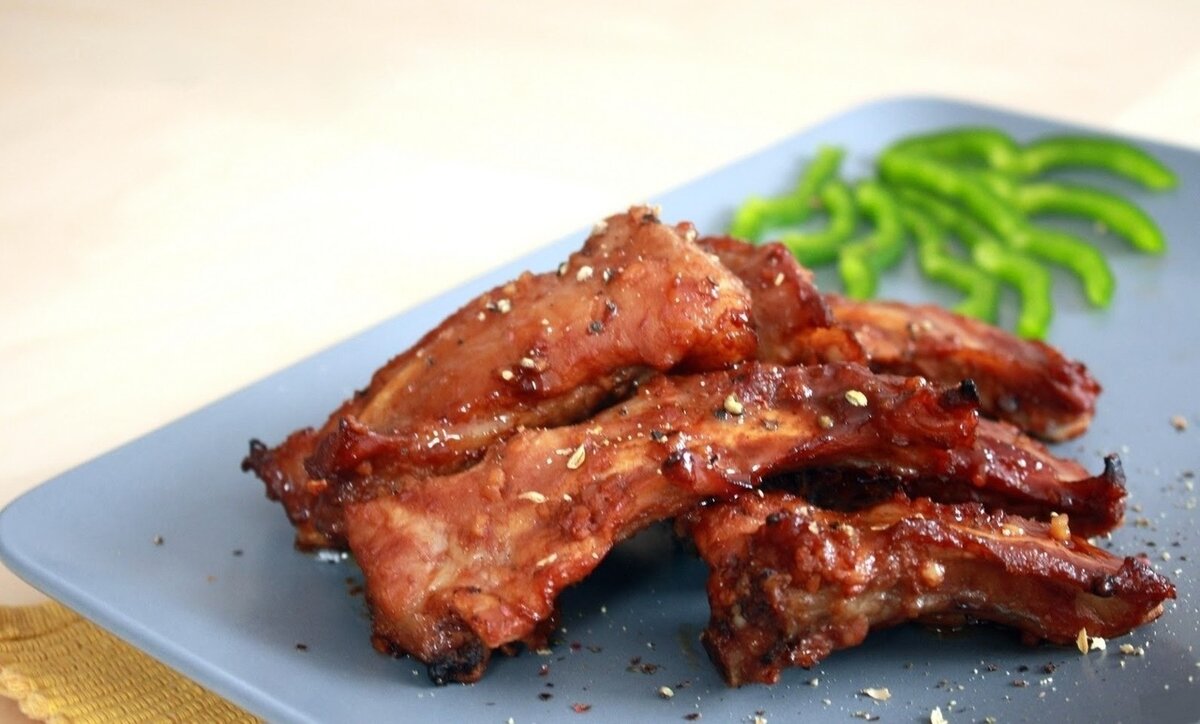 Свиные ребрышки что приготовить на второе. Ребрышки с пюре. Маринад для свиных ребрышек. Рёбрышки свиные в духовке с медом и соевым соусом. Рёбра свиные в духовке с картошкой.