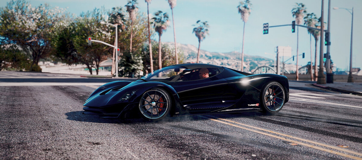 Пожалуй, любой геймер сегодня ожидает выхода GTA 6. Особенно игру ждут фанаты GTA 5, которые каждый день играют в онлайновую версию Grand Theft Auto 5, но также и ждут продолжения. Увы, компания Rockstar весьма неохотно делится деталями о GTA 6, поэтому геймерам приходится буквально по крупицам собирать информацию о продолжении легендарной видеоигры. А иногда не только собирать информацию, но и фантазировать, строить предположения. Например, на форуме Reddit пользователи создали целое обсуждение, где порассуждали, какой будет GTA 6. Большинство сошлось во мнении, что игра может вообще не выйти в виде отдельной части. Вместо этого Rockstar выпустит очень масштабное обновление для GTA 5. Зачем это делать, спросите? Потому что база игроков Grand Theft Auto 5 составляет аж 110 миллионов, а выход новой части может серьезно пошатнуть позиции игры. Напомним, что большинство людей играют в GTA 5 Online, тратят там реальные деньги, на чем Rockstar зарабатывает очень серьезные деньги. Решится ли компания зарезать курицу, несущую золотые яйца? Очень вряд ли. А сделав GTA 6 большим дополнение к пятой части, разработчики убьют двух зайцев. С одной стороны, они порадуют тех, кто ждет Grand Theft Auto 6, с другой, не потеряют тех, кто плотно подсел на GTA 5. При этом, что важно, авторы сохранят весь прогресс игроков в GTA 5, сделают сюжет прямым продолжением пятой части, сохранят существующие города, добавив новые. В итоге может получится огромная GTA 6, которая поразит игроков своими размерами, при этом те, кто сейчас играет в GTA 5точно купят новую игру, что гарантирует огромные продажи. Разумеется, такое масштабное обновление улучшить графику во всей игре, ведь иначе геймеры будут в ярости. Также серьезно поменяется механика, в угоду современным требованиям. Но это сделать не очень сложно, а благодаря тому, что игра будет базироваться на GTA 5, то производство новой части получится намного дешевле и быстрее. Отличная идея для реализации.