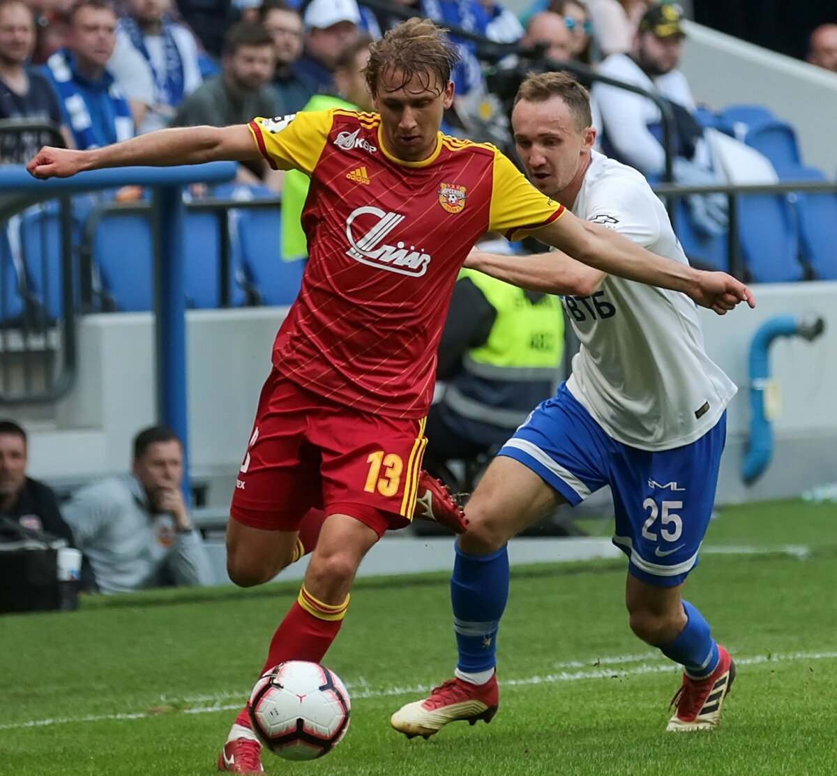 Алексей Козлов (номер 25) в матче "Динамо"- "Арсенал". 