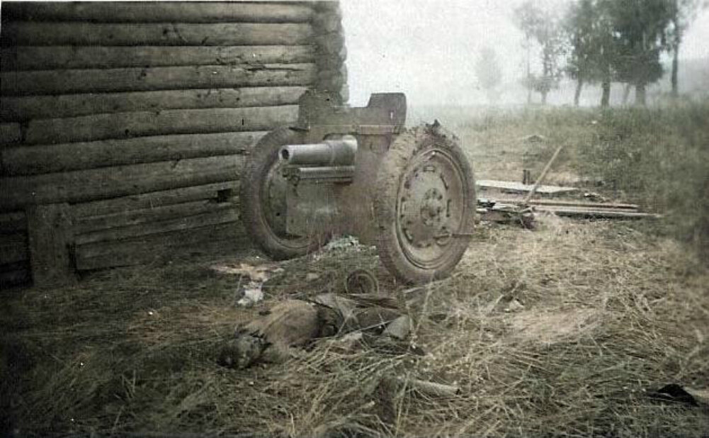 Погибший советский артиллерист возле полковой пушки образца 1927 года. Фотография использована в качестве иллюстрации.