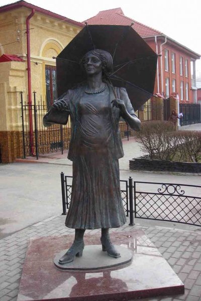 Скульптор увековечил Фаину Раневскую в образе Ляли из кинофильма "Подкидыш" 