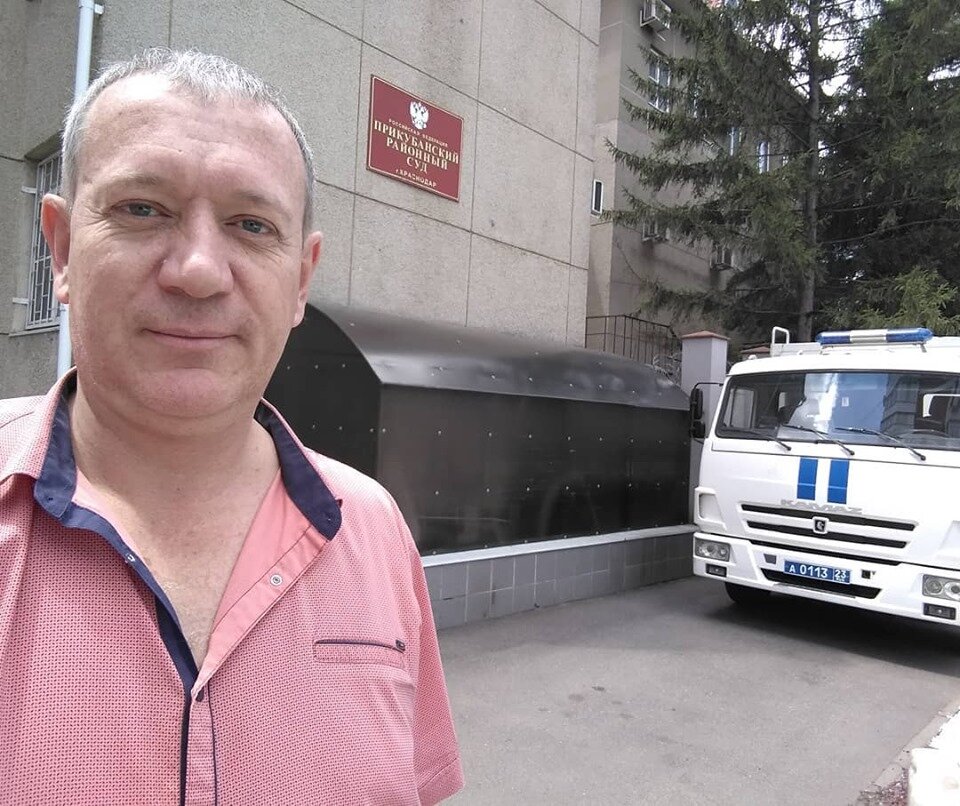 Из личного архива. Прикубанский районный суд г.Краснодара, автозак и ваш покорный слуга