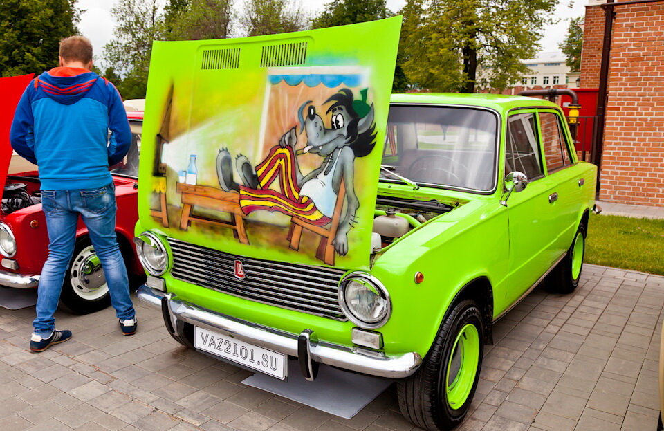 Подруга жены Любашка непосильным трудом заработав "бабошек" и добросовестно "отучившись" на курсах по вождению (если их вообще можно назвать учебными), приобрела себе новенький Фиат Пунто. Приобретение "обмыли", фары и стекла протерли, по колесам попинали, на клаксон подавили. 
Гром грянул через неделю, когда по дороге с работы мой мобильник голосом всхлипывающей Любашки поведал мне, что она разбила машину. При чем, как она выразилась, вдребезги. На мой вопрос, что, собственно произошло, Любашка "убила" меня аргументом: "Даже защита днища оторвалась". Сам я не первый год нервно курю, когда "мастеры-фломастеры" "рихтуют" мою "ласточку" в автосервисе. Но, признаться, никогда не слышал об эдакой неведомой детали, как "защита днища".
Падать в грязь лицом и расписываться в собственной автобезграмотности было просто недопустимо!

Любопытство пересилило усталость, и я "ничтоже сумняшеся" сообщил, что сейчас приеду "оценить ущерб". Проезжая мимо любкиного подъезда, я обратил внимание, что внешне "Пуговка", как любовно окрестила подружка жены свою новую "тележку", выглядит еще новее, чем была неделю назад.
Это был не последний сюрприз за тот вечер.
Сообщив еще раз, что та деталь, которую она потеряла называется именно "защита днища", зареванная блондинка открыла багажник и предоставила заинтригованному мне возможность насладиться видом КАНАЛИЗАЦИОННОГО ЛЮКА, покоящегося в машине у Любки.

На мои робкий вопрос, как это было, мне было рассказано буквально следующее: "Еду, значит, еду. Вдруг "Бух". Видимо, на кочку наехала. Я - по тормозам. Выхожу, а она, защита, то есть, лежит рядом. Мужики какие-то остановились. Я им пожаловалась, а они сказали мне, что эта деталь в машине самая важная, и что без нее ехать крайне опасно. Помогли погрузить ее в багажник и посоветовали ехать в сервис (40 км в час, правый ряд, с "аварийкой".
Вся ее тирада время от времени прерывалась схлипываниями и моими потугами сдержать хохот. Но и это еще не все.

Промасленный слесарь из автосервиса, выслушав Любашкину слезливую иторию и вытирая руки не менее промасленной ветошью, поведал подруге, что мужики на дороге абсолютно правы, ибо нет в машине детали более важной, чем "защита днища". Но отремонтировать машину он не может, так как в данный момент у него нет..... Слушайте внимательно: "Левосторонних саморезов СС416/53"455674/546388/Bis" ''(бумажку с номером саморезов сердобольный слесарь презентовал Любашке, чтобы та не забыла,какие именно были ему нужны). Продавец в магазине, куда Любка сразу же и направилась, слегонца припух в начале, потом важно сообщил, что ТАКИЕ саморезы идут только под заказ в течении трех месяцев, и то нет гарантии, что подвезут, а по сему ездить на машине ну никак нельзя!

Все!!! Дальше не помню, так как в этот момент у меня "сорвало крышку".

Ржал так, что чуть заворот кишок не получил. За безответственное такое поведение, в последствии, был обозван женой "идиотом". Видимо исключительно из женской cолидарности."