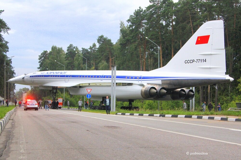 Самолет жуковский. Жуковский самолет ту 144. Ту-144 СССР 77114 Жуковский. Жуковский аэропорт ту 144. Ту 144 на въезде в Жуковский.