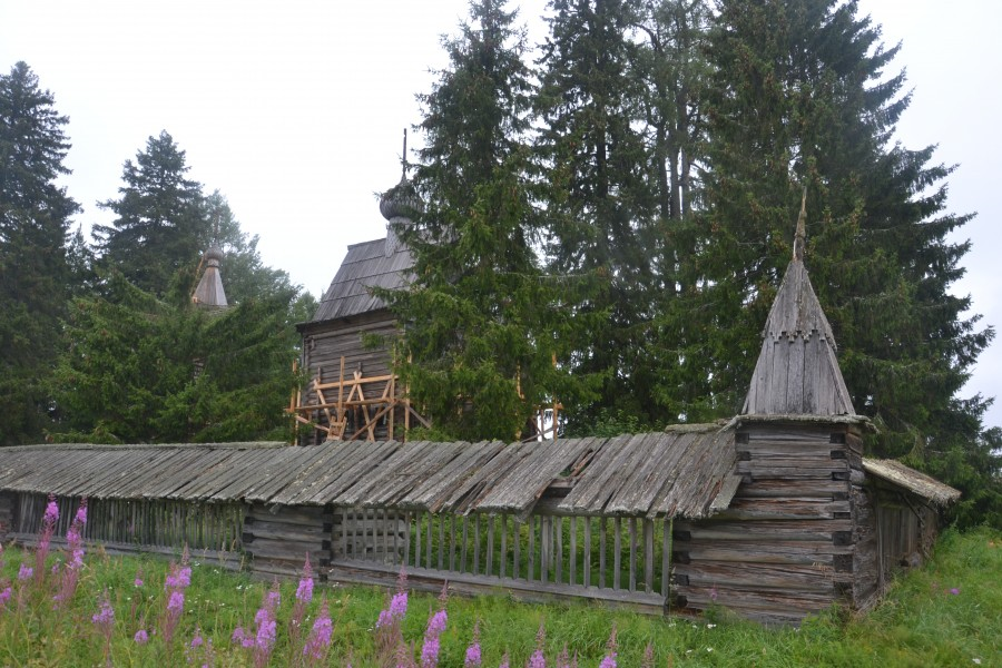 Кенозерье всегда было труднодоступной глухоманью Русского севера. Но, глухоманью обитаемой, живой и самодостаточной. Хранившей древние традиции, культуру. (В значительной мере, благодаря отрванности, изолированности края от Большого мира). В частности -  изустные древние славянские предания. (Большую часть русского былинного эпоса в 19м веке этнографы записали именно здесь, от местных потомственных сказителей. О них - в другой раз).  Ныне Кенозерье почти безлюдно. Лишь покинутые деревни да погибающие деревянные церквушки в древних (еще- ведических) священных рощах еще напоминают о прежних временах, когда край был обитаем. 