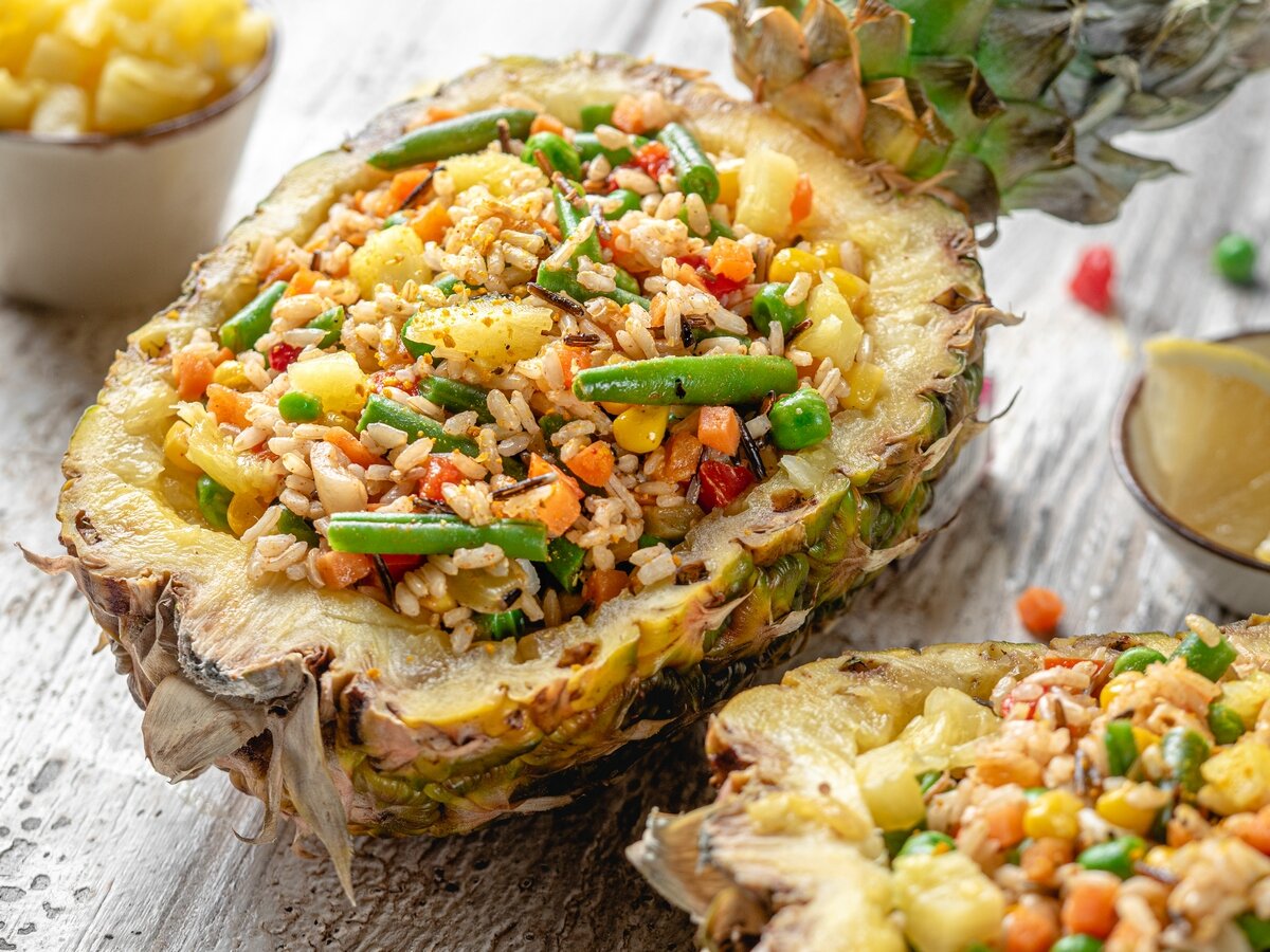 Аппетитная рисовая смесь с овощами и ананасом