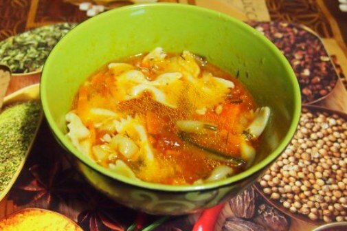  Блюда средиземноморской кухни лучше всего использовать во время диеты. Обилие овощей и специй помогают худеющему организму бороться с приступами голода. К тому же все овощи, входящие в состав супа, обладают эффектом сжигания жиров. Овощной суп для похудения не даст организму лишних калорий, а вот полезных веществ добавит. Вы просто едите и худеете.Вам понадобится