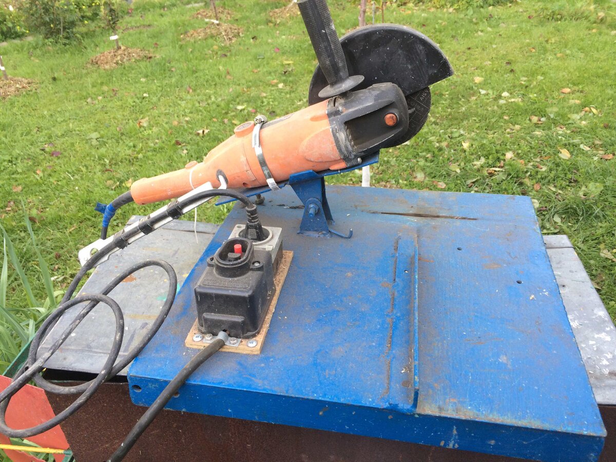 Основание - металлическая пластина 4 мм на уголках 50 мм