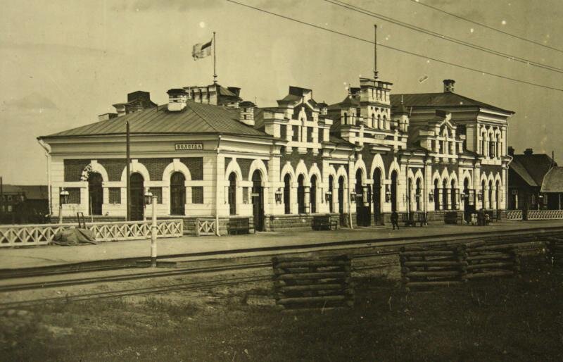 Первый вокзал. г. Вологда. 1907 год // Вологда: Альбом фотографий. из собрания А.В.Мухина. Источник: https://www.booksite.ru/