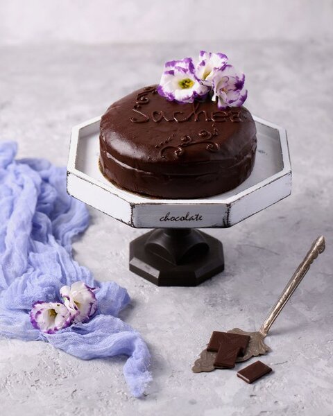 Шоколадный торт «Захер» с абрикосом, покрытый шоколадом