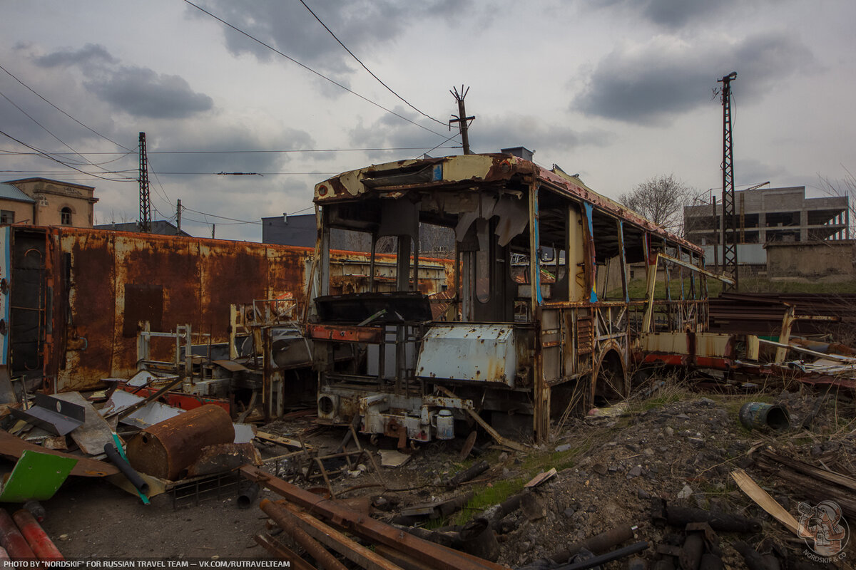 руины здания. санаторий заброшенный абхази. Music live in abandoned building. акармара город-призрак. сухум абхазия разруха.