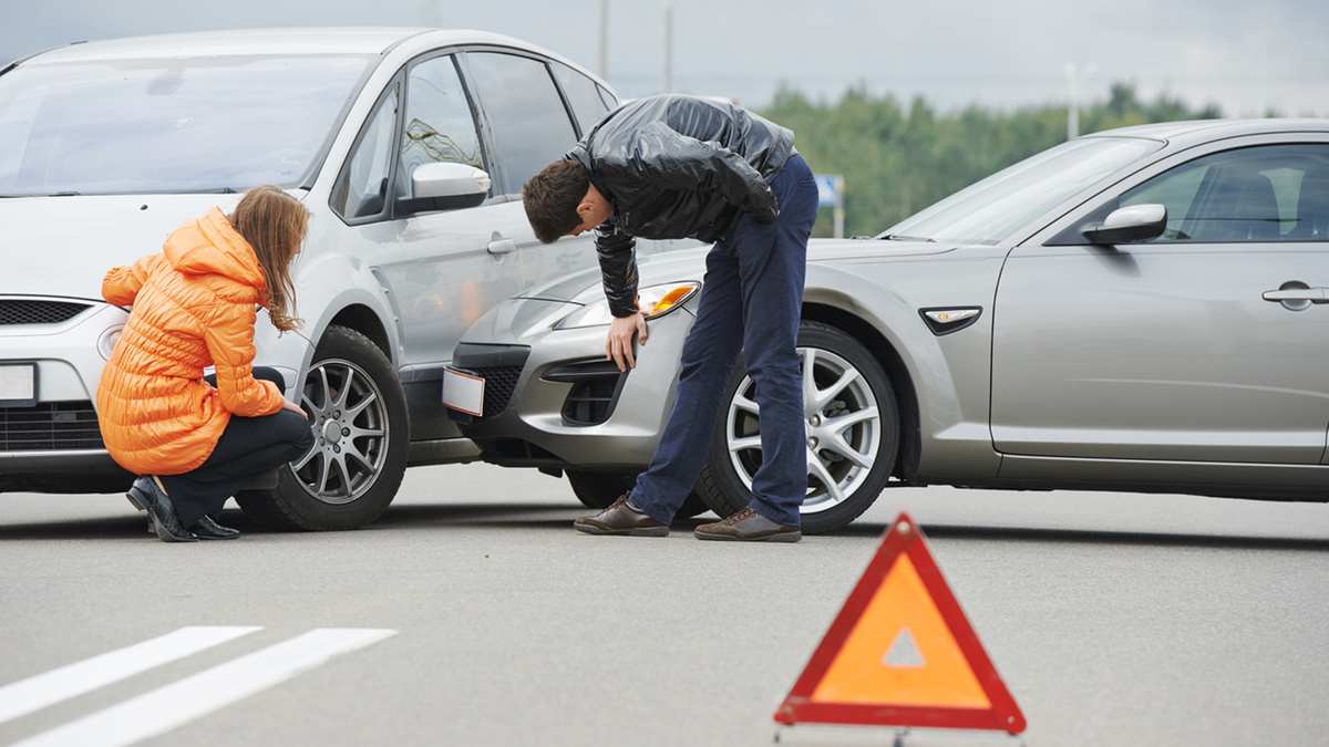 Типичное городское ДТП - бампер, крыло, фара. Найдено в Яндексе.