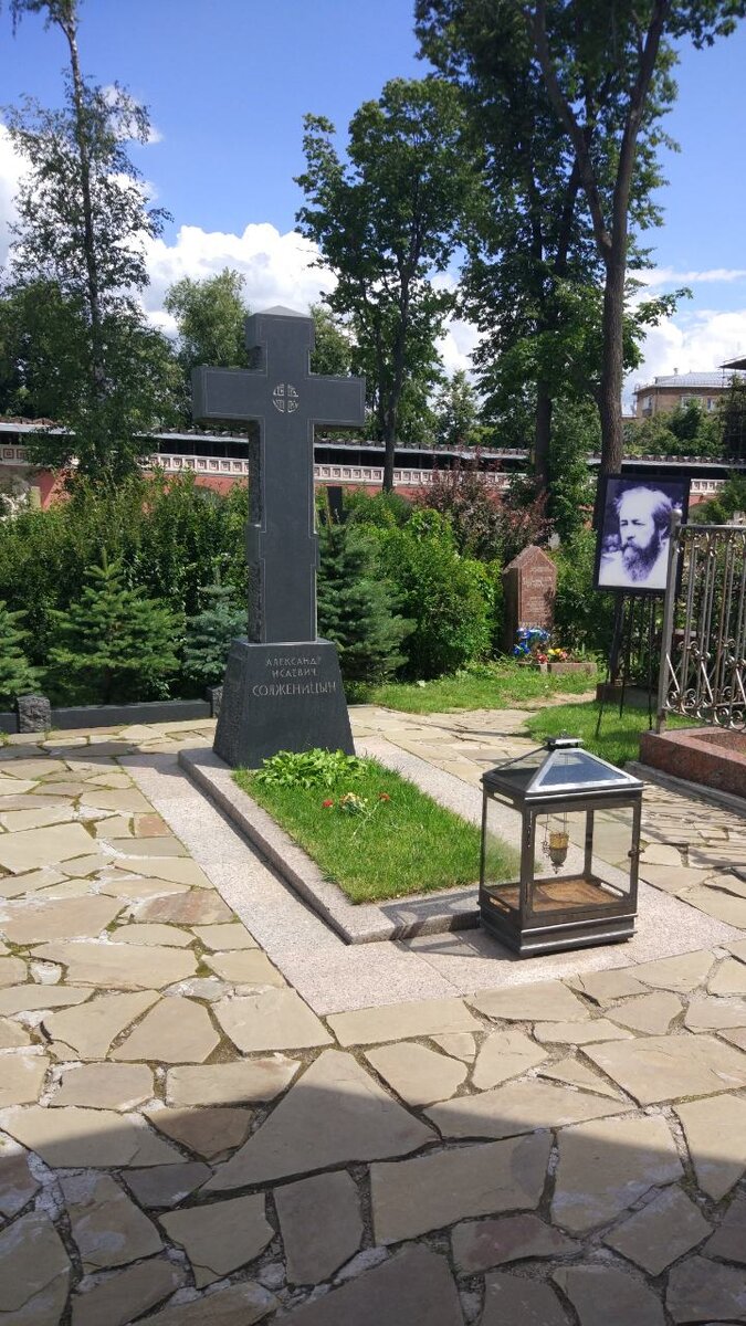 Солженицын похоронен. Могила Солженицына могила Солженицына. Могила Солженицына на Донском. Могила Солженицына на Донском кладбище.