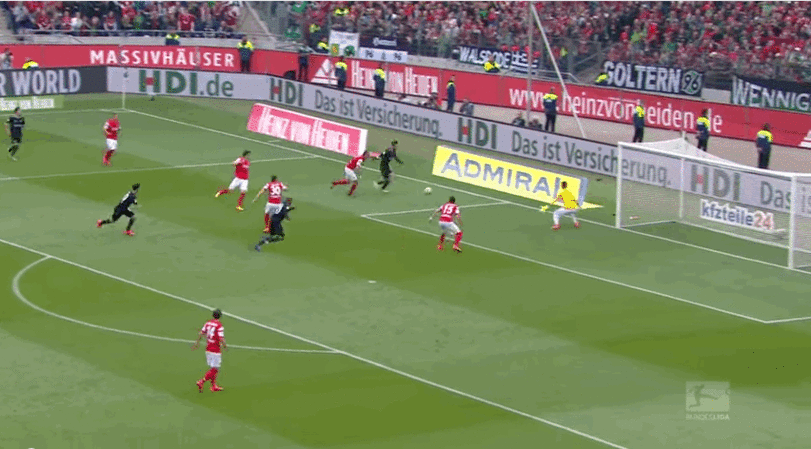 Хотел спасти голкипера от пропущенного гола, а оказал..."медвежью услугу".