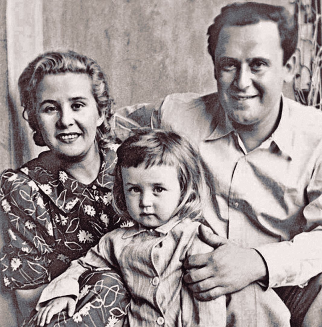 Василий Ливанов в детстве с родителями. (Картинка взята из открытых источников).