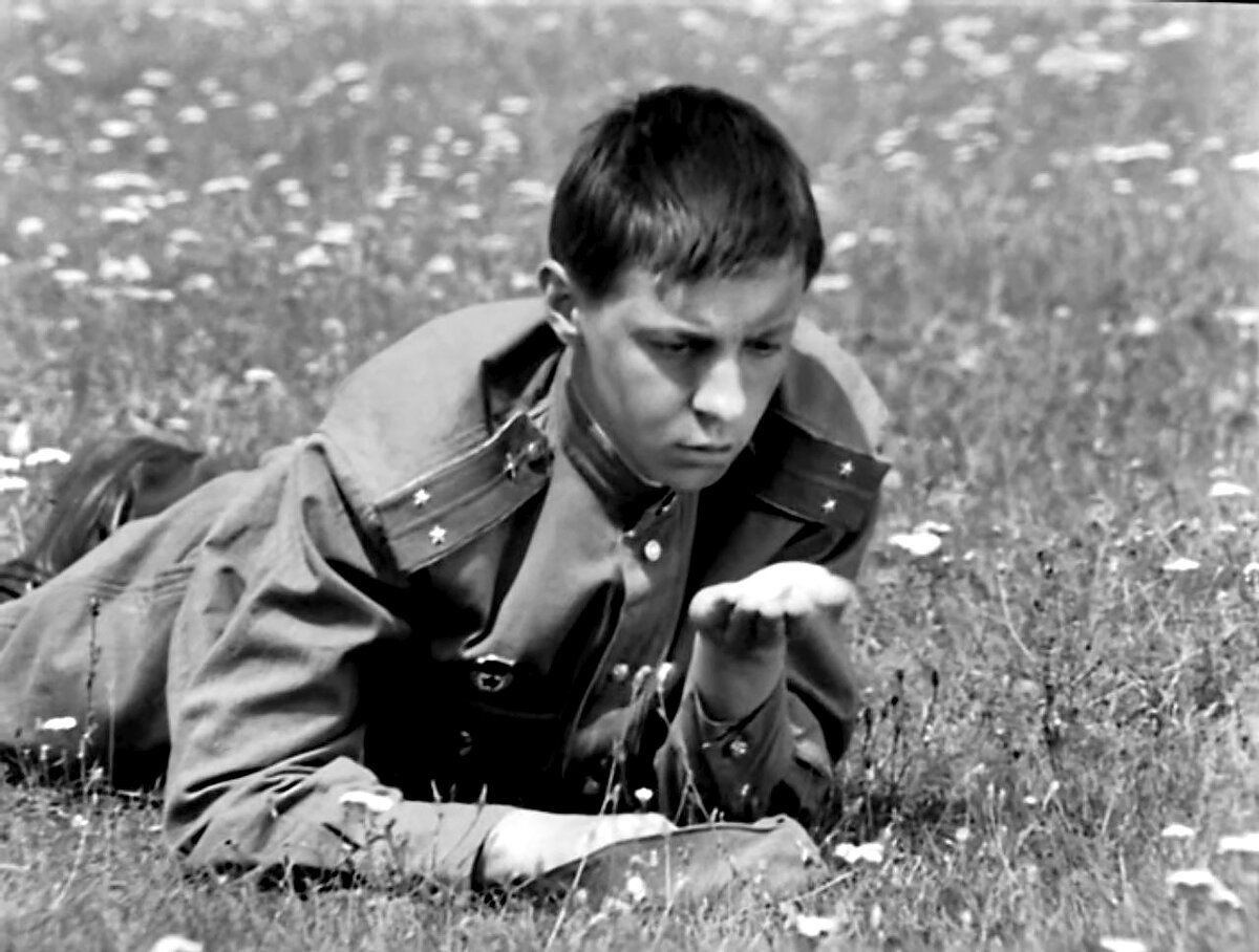 Кузнечиков он ловит!...