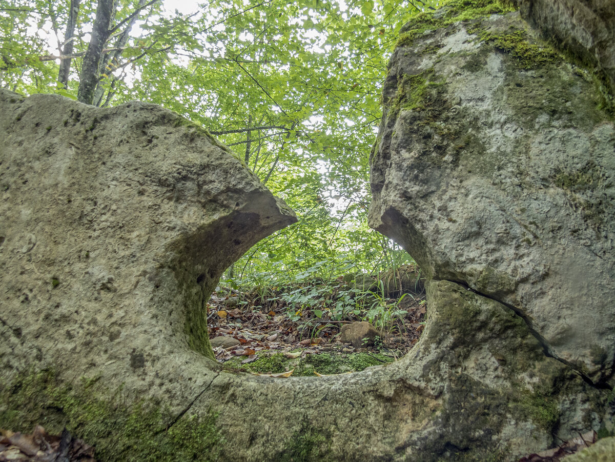 Портал разрушенного дольмена. Здесь и далее фото автора.