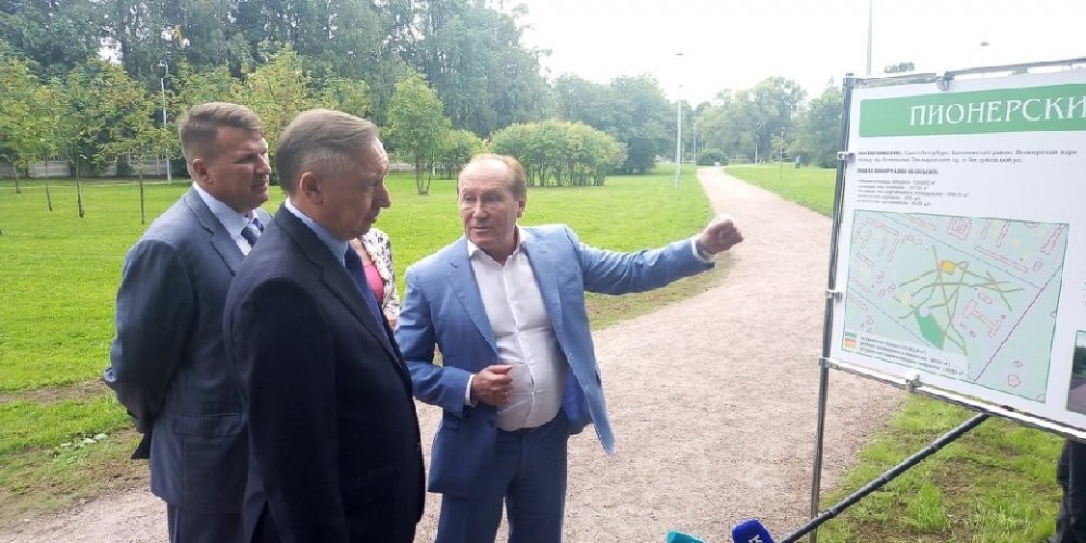 Александр Беглов осматривает Пионерский парк. Фото "Невские новости" 