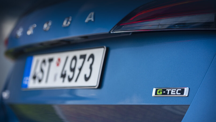 Все баллоны для метана размещены под полом, потому багажник тут с неплохим объёмом в 339 л. У обычной Скалы номинал равен 467 л, но, очевидно, это число получено для фальшпола в самом нижнем положении (там он переставляется по высоте). 
Увы, указанный запас метана у Скалы меньше, чем, например, у одноклассника Гольфа TGI (17,3 кг) и тем более у Октавии G-TEC (17,7 кг). Зато более лёгкий и бережливый мотор Скалы (1.0 вместо 1.5 у собратьев) позволяет проехать более-менее сопоставимое расстояние на одном газе: 410 км у Скалы против 422 у Гольфа и 480 у Октавии. По паспортным числам выходит, что Скале нужно в среднем 3,36 кг метана на 100 км пути против 4,1 кг у Гольфа — интересный аргумент при выборе.

