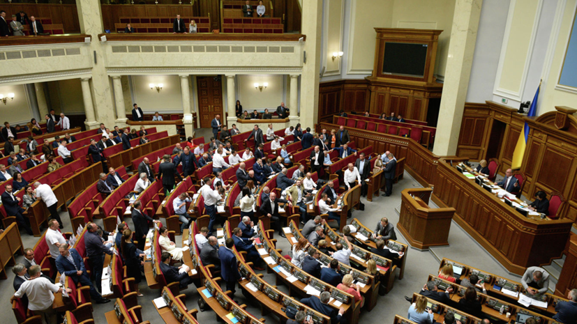 Избранный депутат Верховной рады от партии Петра Порошенко «Европейская солидарность» Артур Герасимов в эфире телеканала «Прямой» заявил, что в состав коалиции в украинском парламенте войдут партии «Слуга народа», «Батькивщина» и «Голос».