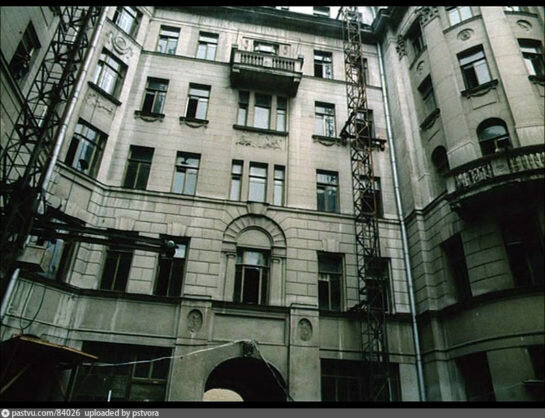 Мои  родители поселились  в доме на Солянке 1/2  в 1924-м. Они работали в  Народном комиссариате путей сообщения СССР и получили квартиру на  Солянке, потому что дом был подведомственным.-4