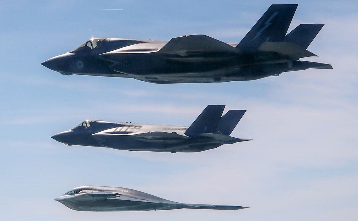 Военно-воздушные силы США B-2 Spirit, развернутые в настоящее время в ВВС США в Фэрфорде, летают над английской сельской местностью недалеко от Дувра с двумя самолетами RAF F-35. (UK MoD © Crown copyright)