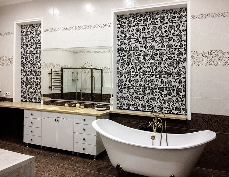 Примеры декорирования окна в ванной римскими и плиссированными шторами