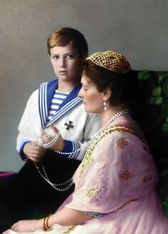 Государыня императрица с Цесаревичем. Парадное фото для присутственных мест.