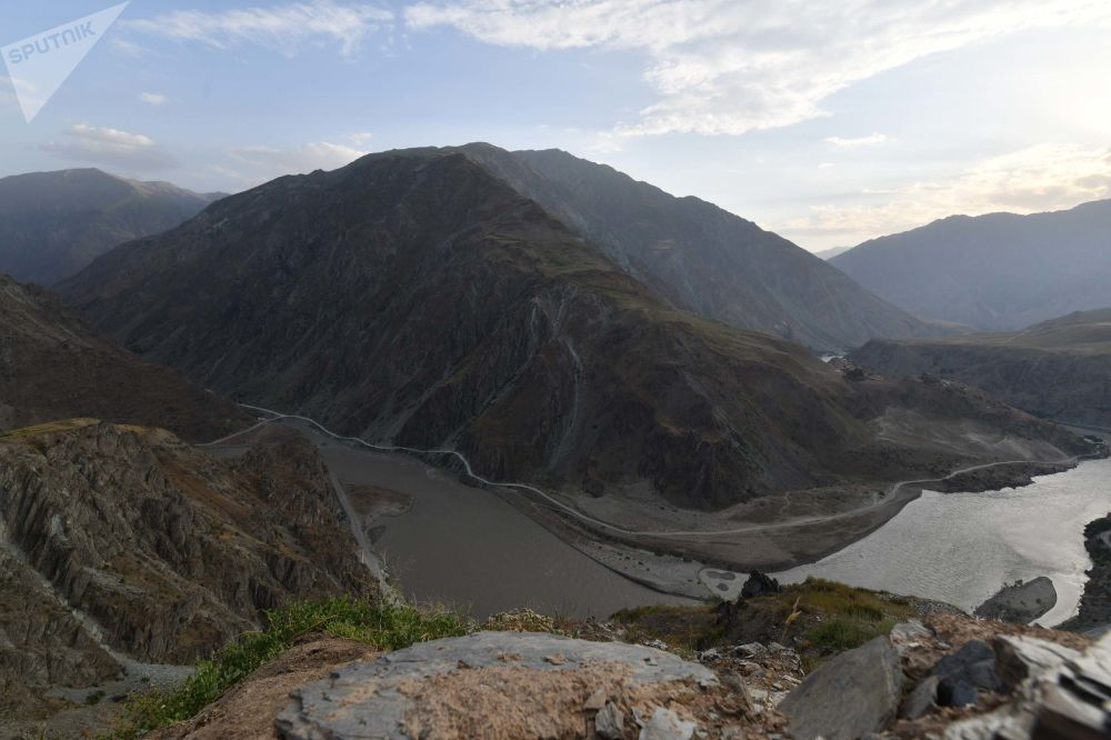 Древний город Карон располагается в Дарвозском районе Таджикистана на высоте 2000 метров над уровнем моря   
