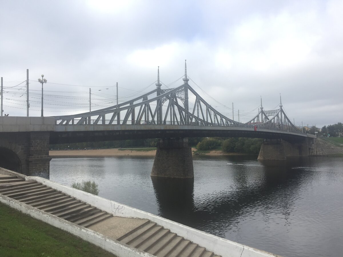 Длина моста составляет 215,5 метров 