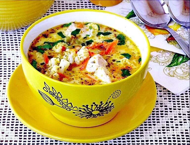 Суп из филе курицы. Суп с цветной капустой. Куриный суп с цветной капустой. Суп с курицей и цветной капустой. Сырный суп с цветной капустой