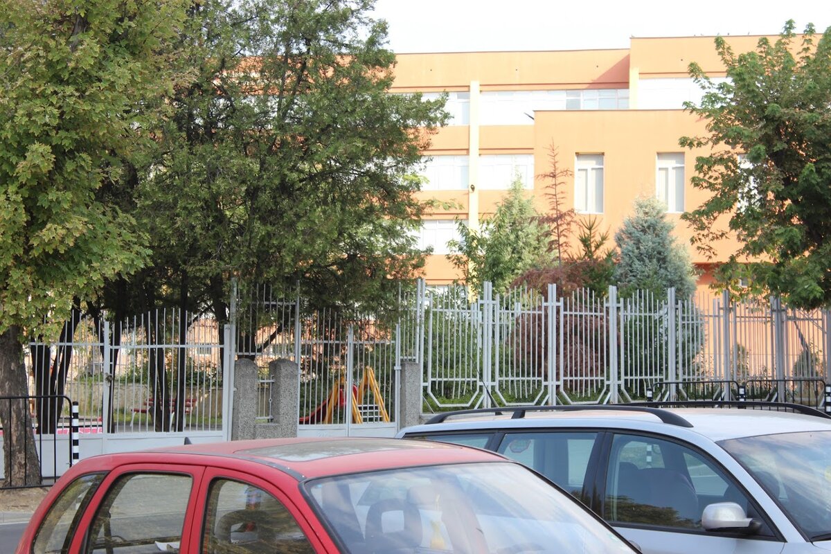 Корпус детского сада на улице Марица, Благоевград. Перед зданием - прогулочные площадки. Фото из личного архива автора