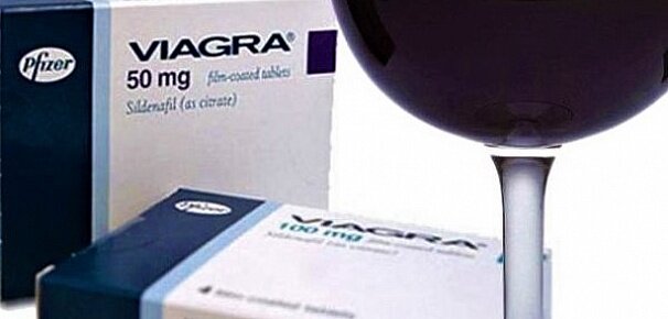 Препарат «Виагра» с действующим веществом силденафил является мощным средством для повышения потенции. Многие мужчины пользуются данным препаратом и употребляют алкогольные напитки совместно, не задумываясь о последствиях. Как совместный прием «Виагры» и алкоголя могут сказаться на здоровье и самочувствии мужчины?

