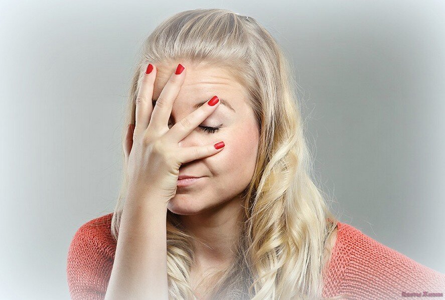 Смущенно почему две. Девушка закрывает лицо руками. Девушка эмоции. Девушка покраснела. Удивленная девушка.