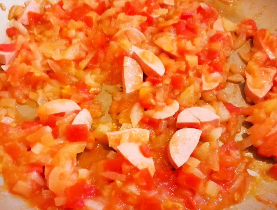 В процессе приготовления - жарим овощи с сосисками // личное фото автора канала "МоЗайка"