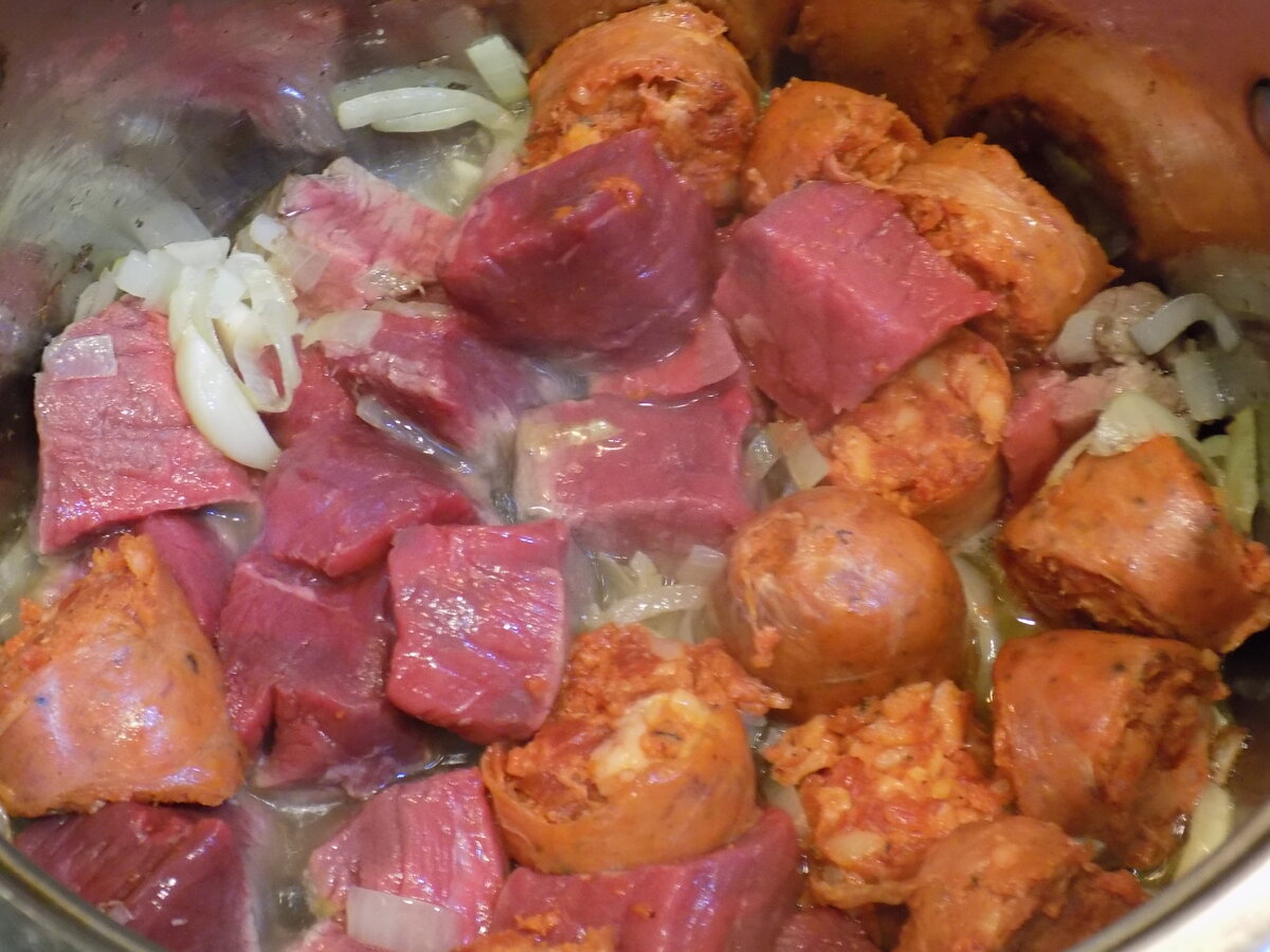 Уменьшаем огонь и добавляем мясо, обжариваем его недолго,помешиваем, пока говядина не перестанет выглядеть совсем сырой :) 