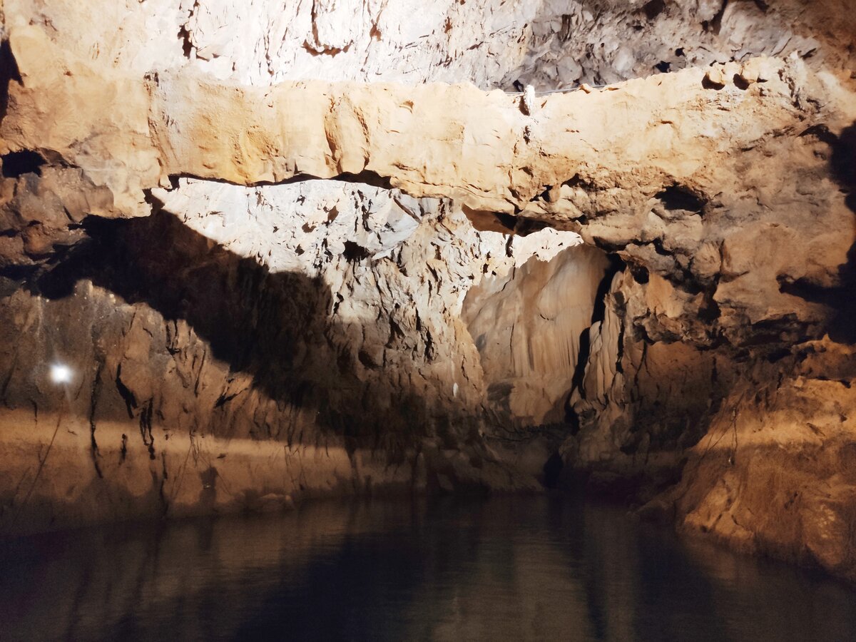 Gold cave. Пещера Алтынбешик "Золотая колыбель". Золотая пещера Самарская область. Золото в пещере.