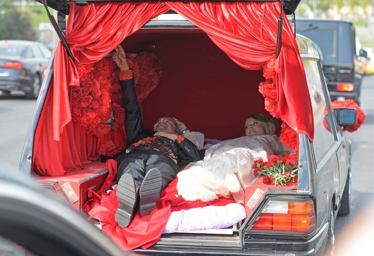 Ксения Собчак и Константин Богомолов едут к ЗАГСу в свадебном катафалке.