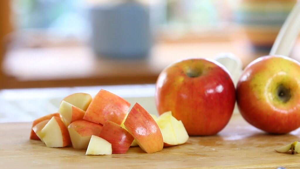 разнообразие яблок. образовании формы слова исправьте. килограмм яблок семьюдесятью процентами. яблоки на прилавке. килограмм яблоков.