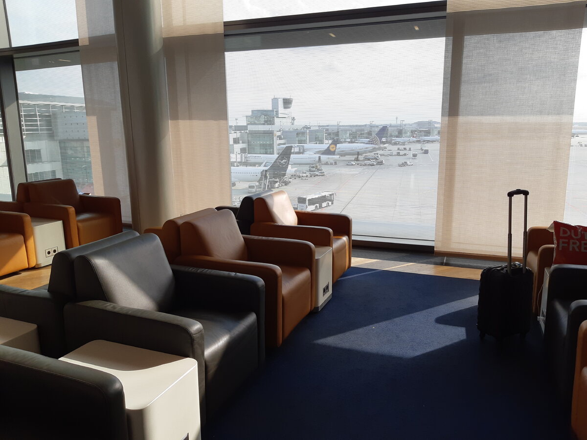 С видом на самолёты. Это августовский вечер, солнце ещё не скрылось, эти "шторки" от солнца не спасали.