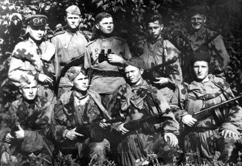 Советские диверсанты в лесу.