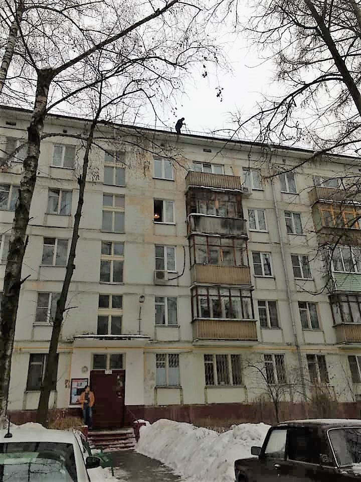 Уборка снега на крыше дома. Фото: Facebook 