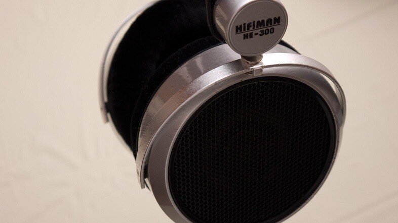 Крупные чашки и гордая надпись от лейбла Hifiman.
