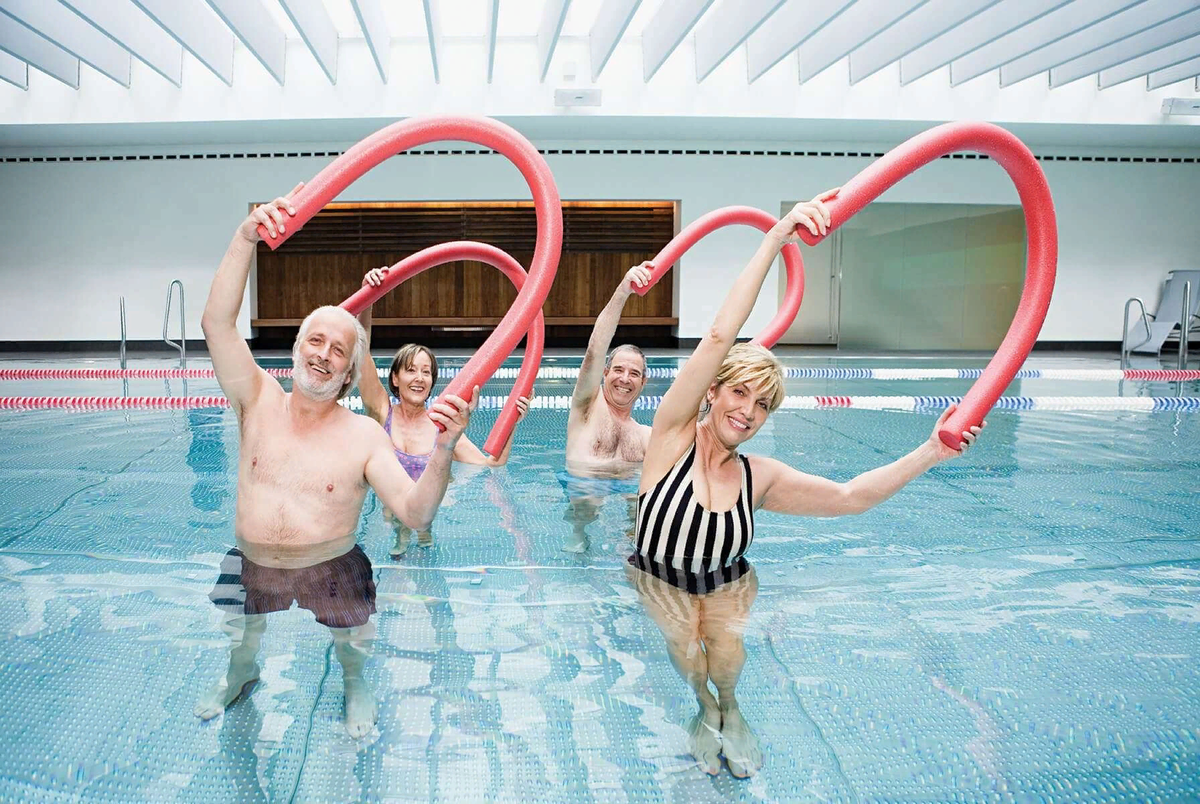Пенсионеры в бассейне фото